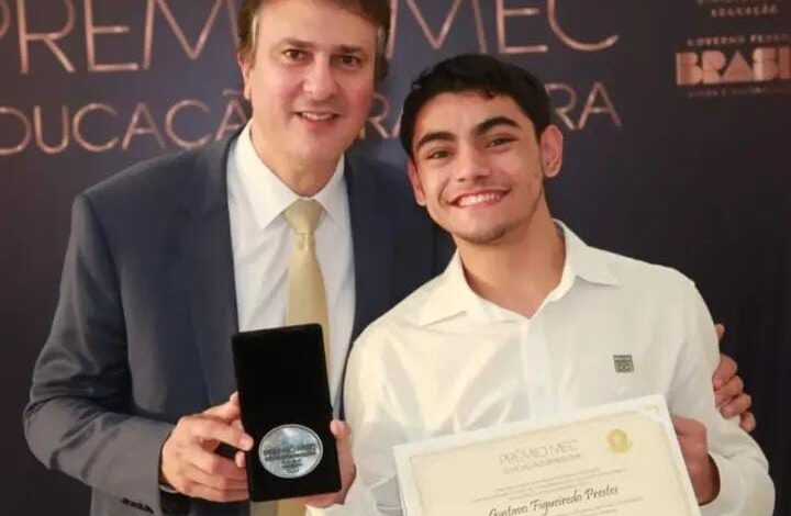 Aluno do Colégio Tiradentes recebe prêmio MEC da Educação Brasileira