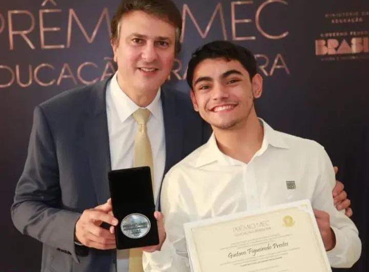 Aluno do Colégio Tiradentes recebe prêmio MEC da Educação Brasileira