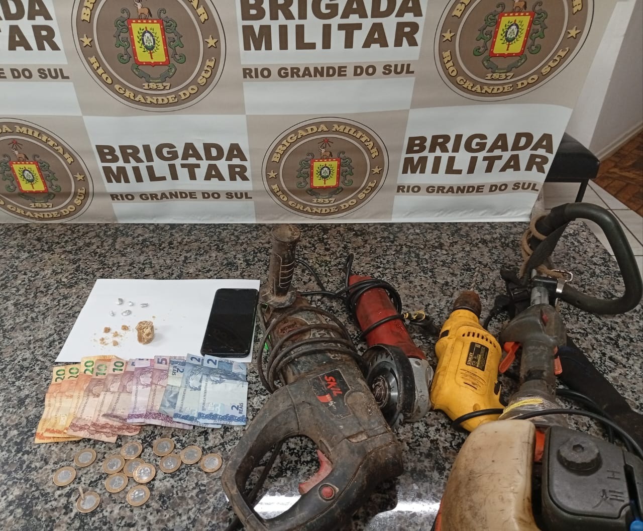 Brigada Militar prende mulher por tráfico de entorpecentes