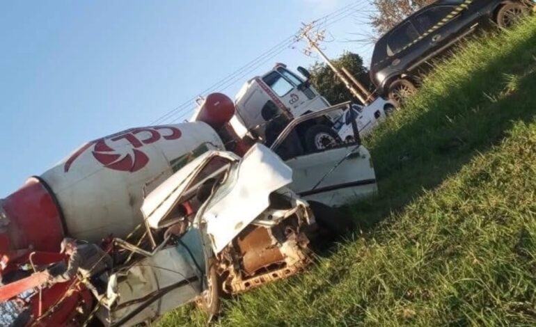 Homem morre em acidente envolvendo caminhão e dois carros na Guia Lopes, em Santa Rosa