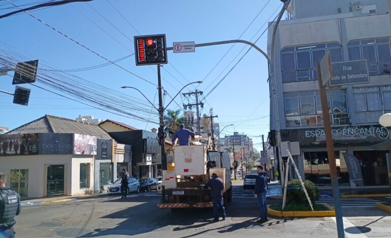 Semáforo na esquina da Antunes Ribas com a Sete de Setembro passa a operar em quatro tempos