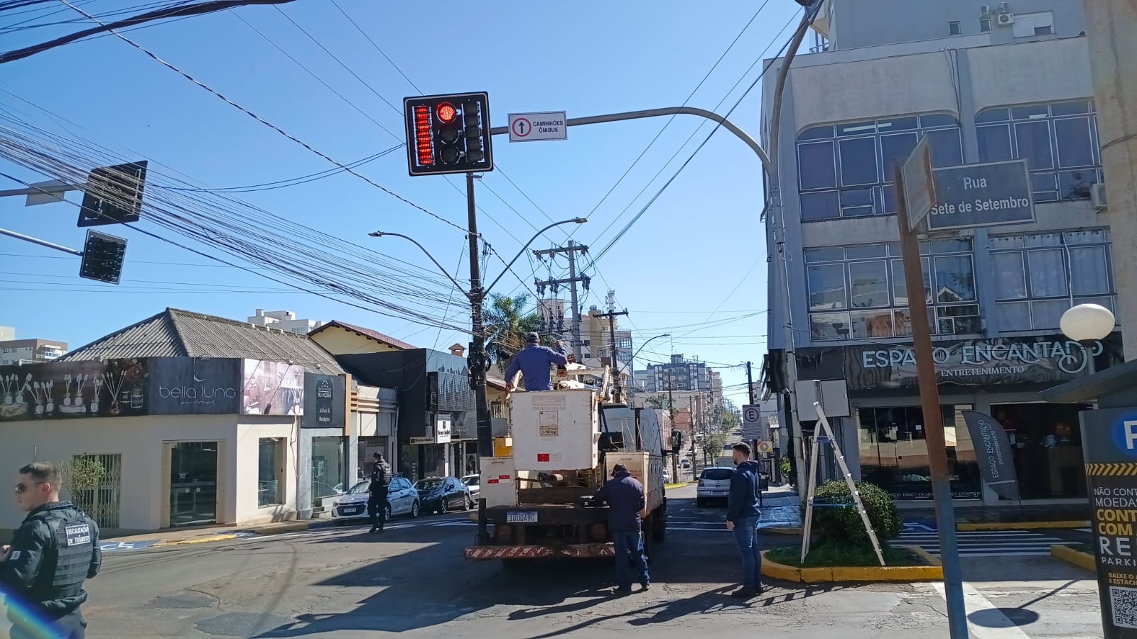 Semáforo na esquina da Antunes Ribas com a Sete de Setembro passa a operar em quatro tempos