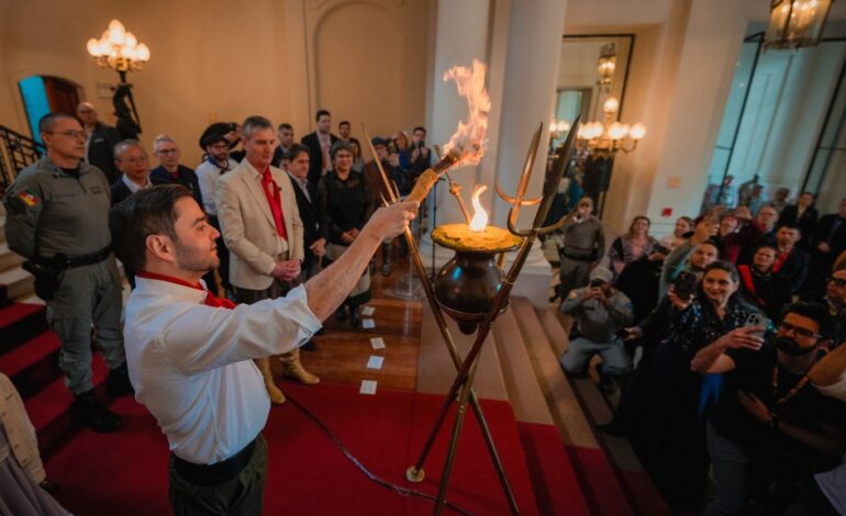 Candeeiro Crioulo é aceso no Palácio Piratini e dá início à Semana Farroupilha 2025