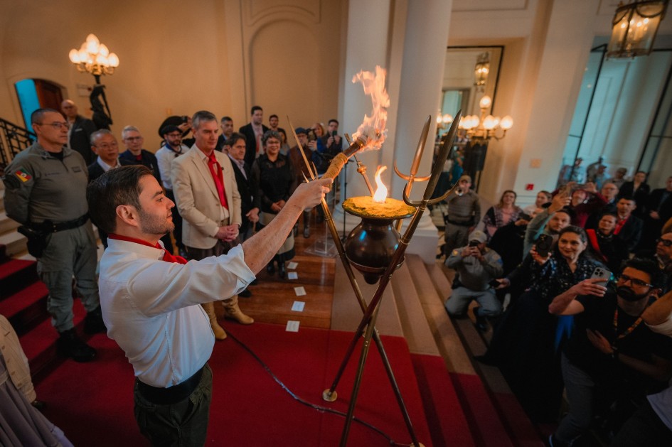 Candeeiro Crioulo é aceso no Palácio Piratini e dá início à Semana Farroupilha 2025