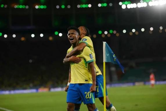Na estreia de Ancelotti no Maracanã, Estêvão faz golaço e Brasil goleia o Chile