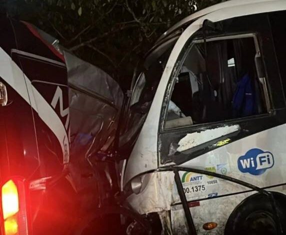 Grave acidente entre micro-ônibus e van deixa 16 pessoas feridas na ERS-324 em Passo Fundo