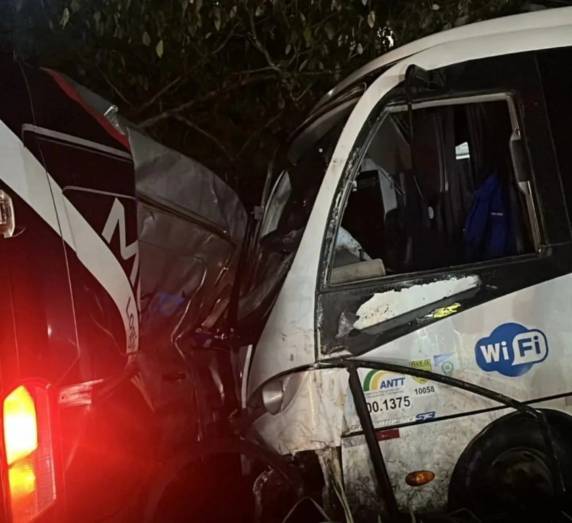 Grave acidente entre micro-ônibus e van deixa 16 pessoas feridas na ERS-324 em Passo Fundo