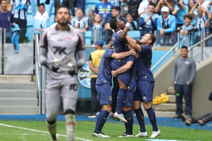 Grêmio domina e vence o Vitória por 3 a 1 pelo Brasileirão