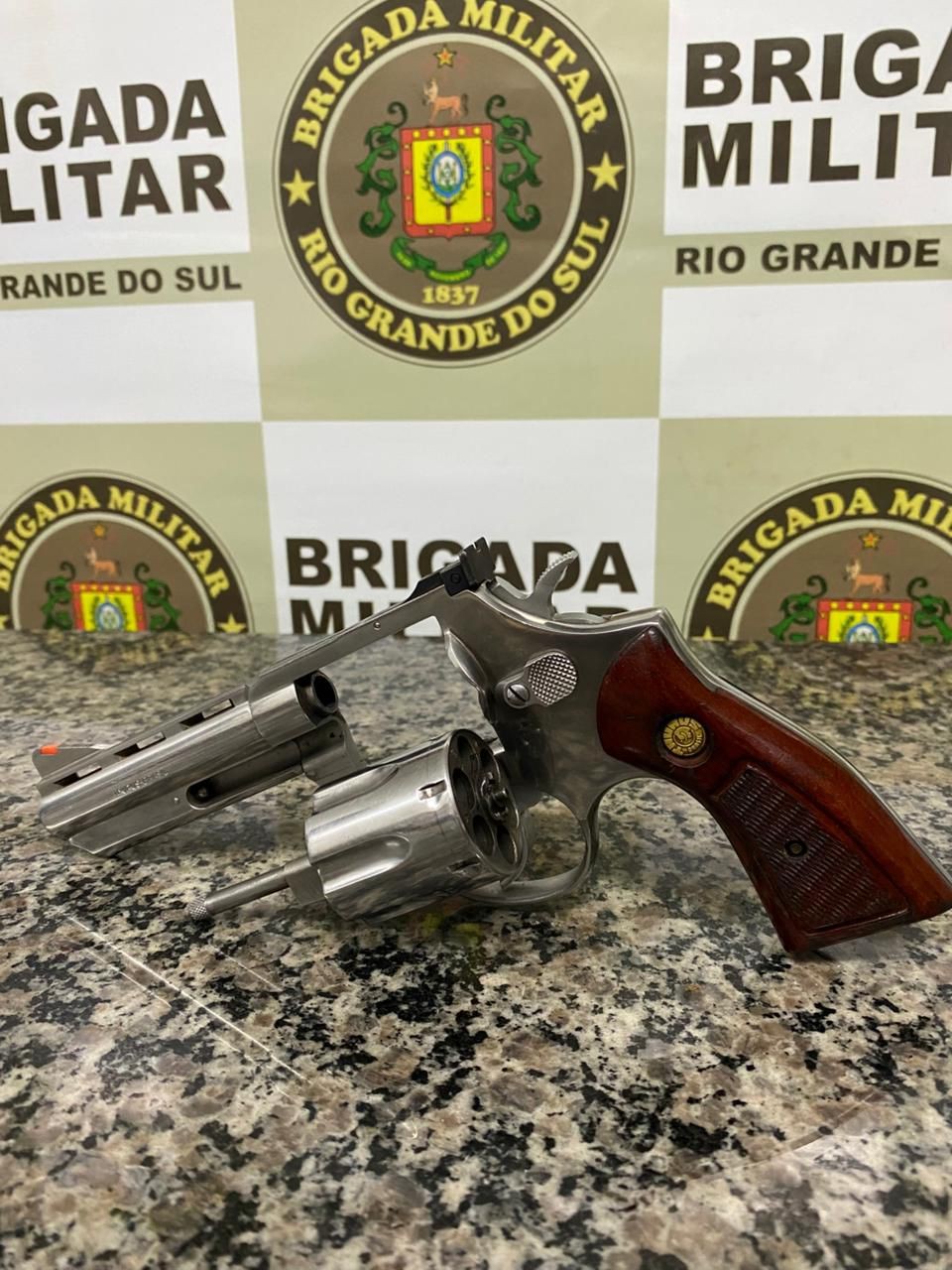 Mulher é presa por porte ilegal de arma de fogo em Santo Ângelo