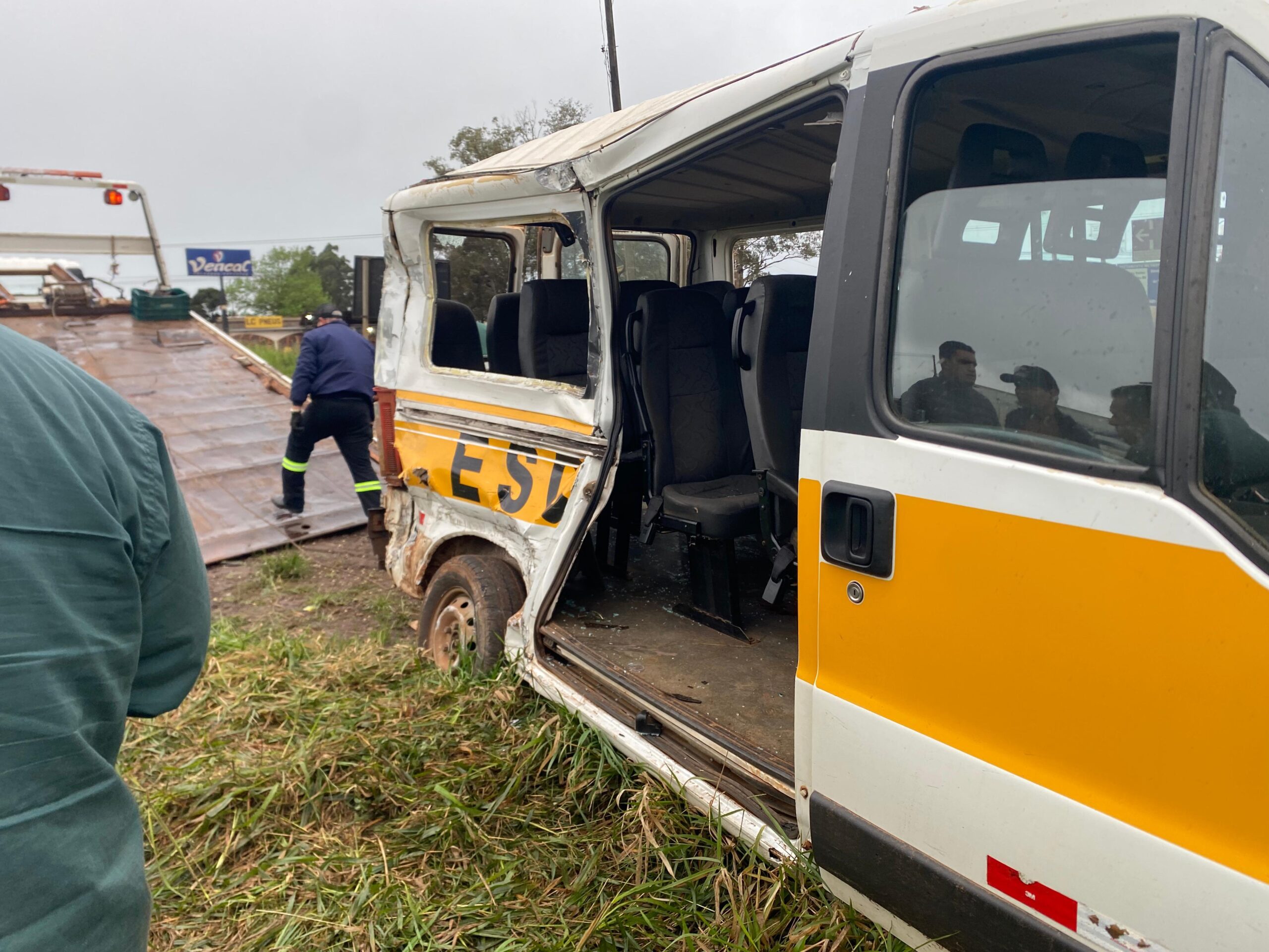 Acidente entre caminhão e van escolar deixa cinco estudantes feridos em Ijuí