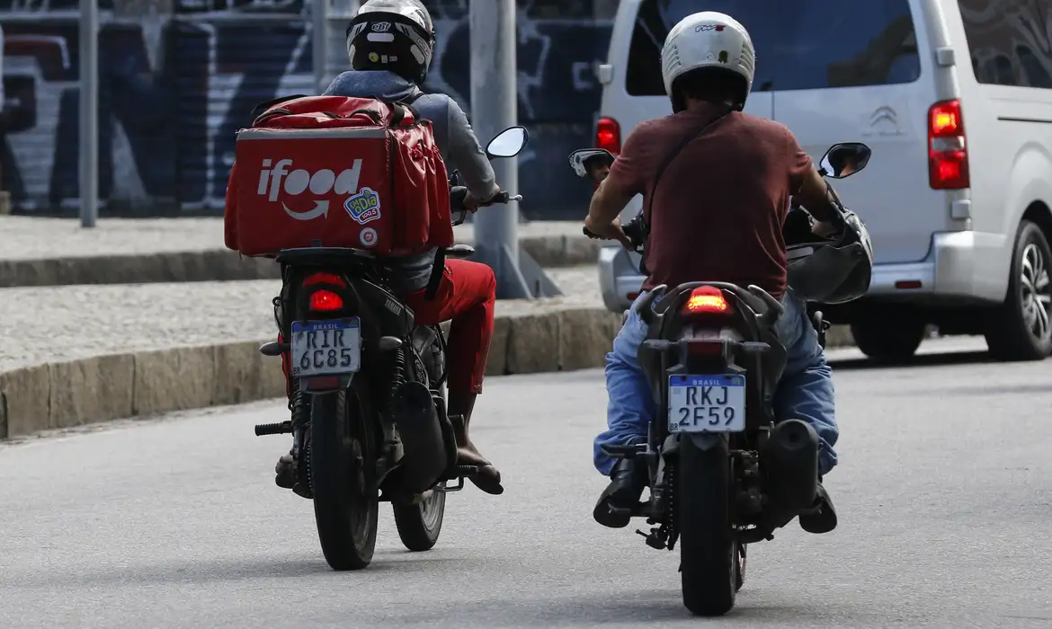 Câmara aprova urgência para projeto que garante vale-refeição a entregadores