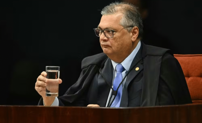 Dino cita indícios de crimes e suspende repasses de emendas a nove municípios