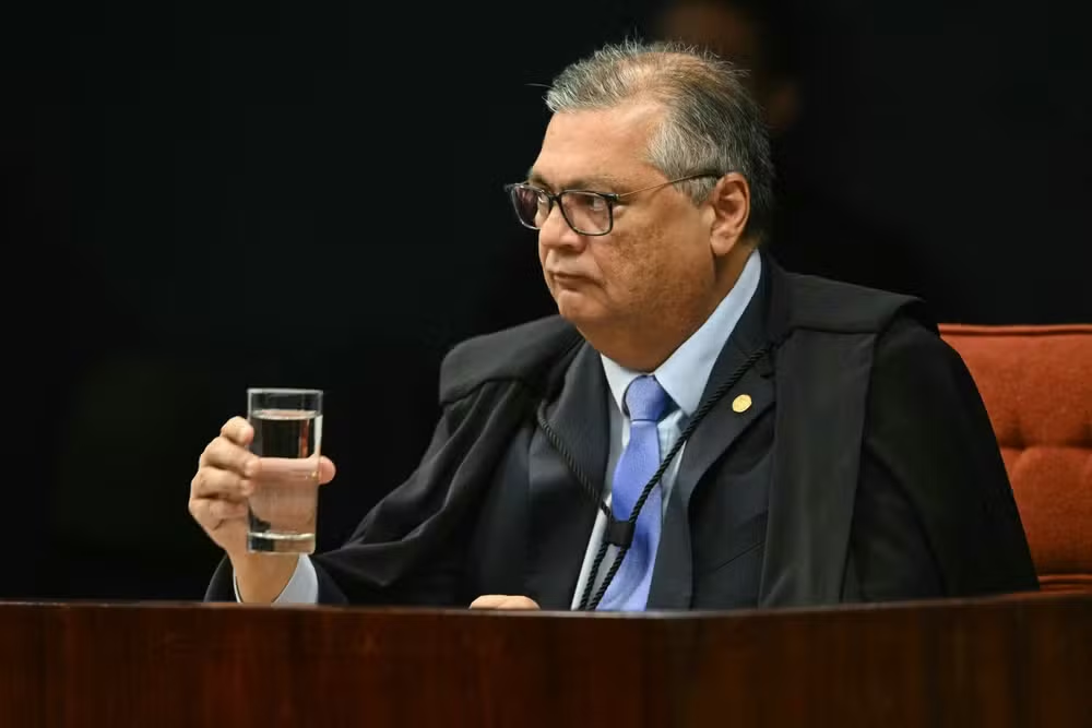Dino cita indícios de crimes e suspende repasses de emendas a nove municípios