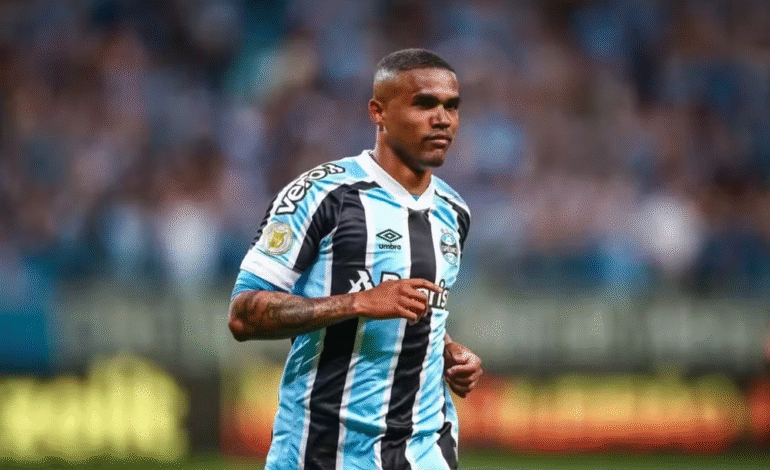 Justiça decreta prisão de Douglas Costa por dívida de pensão