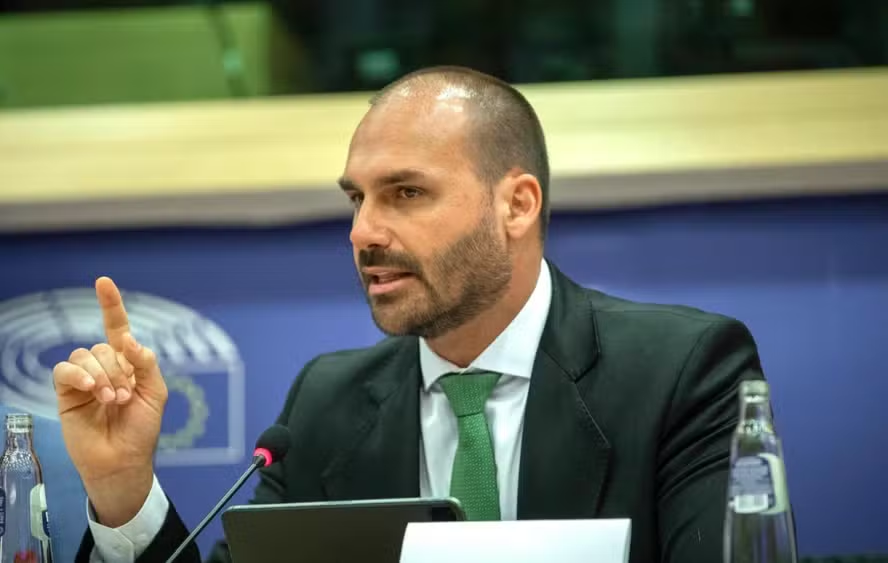 PGR denuncia Eduardo Bolsonaro ao STF por coação em processo do golpe