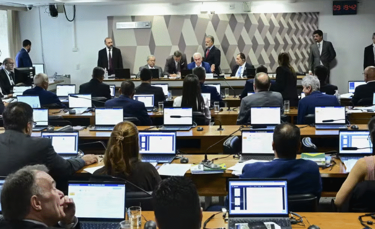 Em votação unânime, CCJ do Senado rejeita e enterra PEC da Blindagem