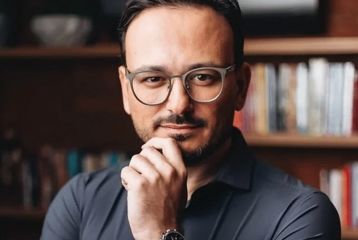 Justiça do RS determina uso de tornozeleira eletrônica por professor de direito suspeito de crimes sexuais