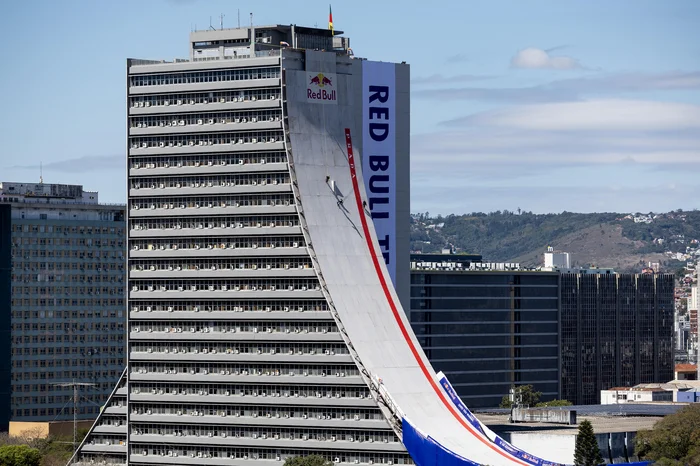 Skatista Mineirinho descerá prédio histórico de Porto Alegre em evento da Red Bull