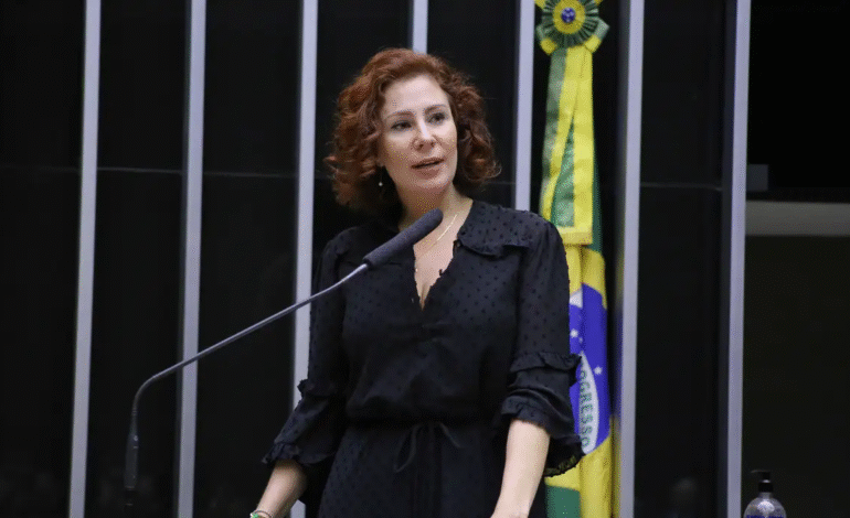 Moraes revoga bloqueio de redes sociais de Carla Zambelli, presa na Itália
