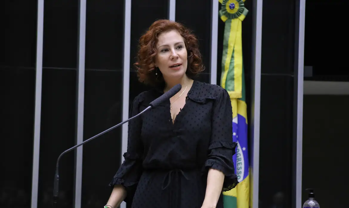 Moraes revoga bloqueio de redes sociais de Carla Zambelli, presa na Itália
