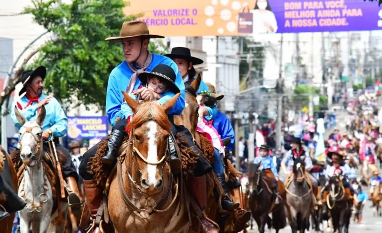 Desfile Farroupilha terá participação de entidades com apresentações temáticas, e os tradicionais cavalarianos