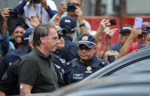 Bolsonaro apresentou melhora parcial e terá saúde monitorada ao longo do dia, diz boletim