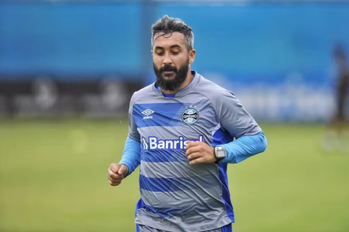 Ex-Grêmio e Corinthians, Douglas dos Santos tem prisão decretada por dever pensão alimentícia