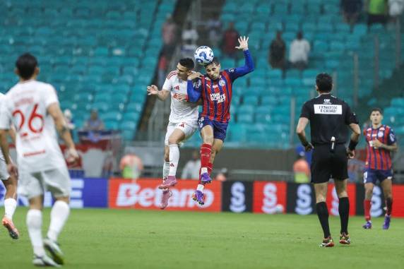 Inter perde para o Bahia em jogo atrasado pelo Brasileirão e segue próximo do Z-4
