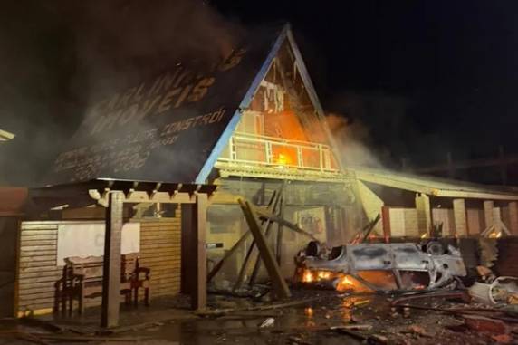 Motorista morre após carro capotar, atingir imobiliária e pegar fogo em Cidreira