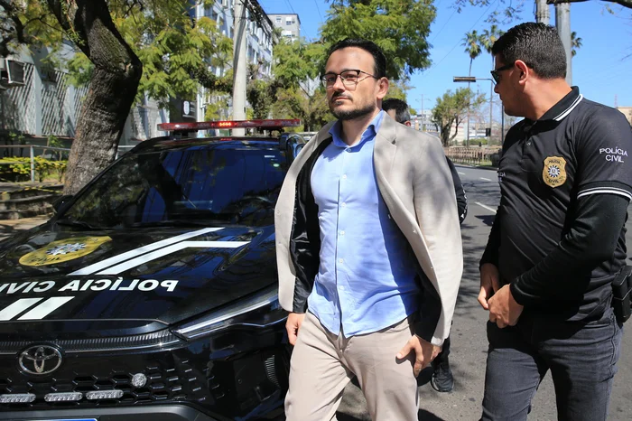 Justiça manda soltar professor de Direito suspeito de crimes sexuais no RS