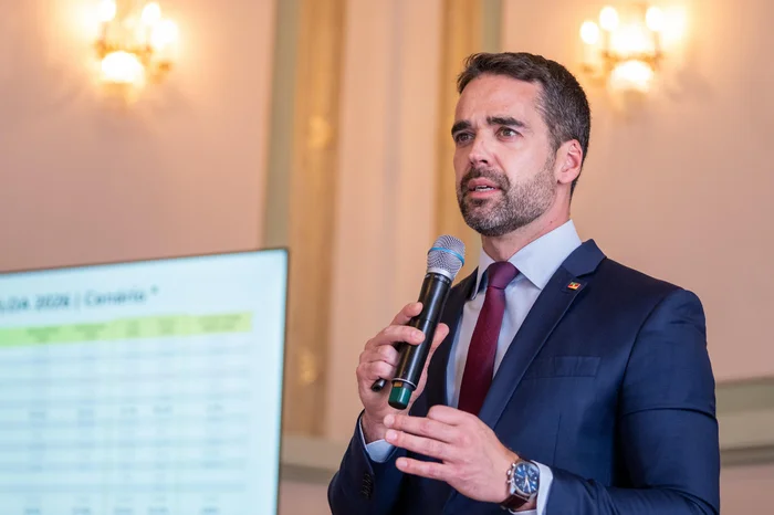 Leite anuncia programa para atrair 10 mil médicos ao IPE Saúde e aumento no vale-refeição dos servidores