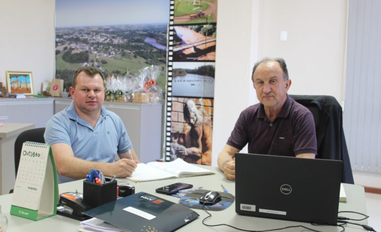 Prefeito Brasil Sartori transmite cargo ao presidente da Câmara Cristiano Weber