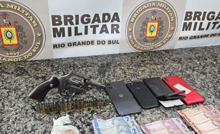 Trio é preso por porte ilegal de arma de fogo e tráfico de drogas em Entre-Ijuís