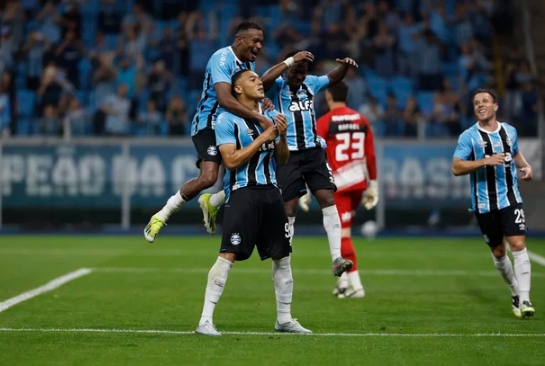 Com gols de Carlos Vinícius, Grêmio vence o São Paulo e sobe na tabela