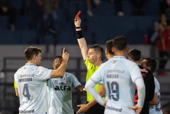 Com gol de pênalti polêmico no último lance, Grêmio perde para o Bragantino fora de casa