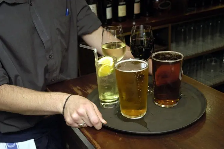 Suspeita de intoxicação por metanol deixa dois mortos e um sobrevivente em Pernambuco