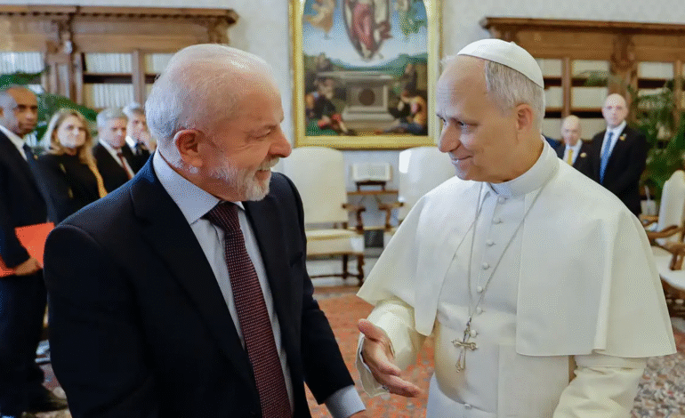 Lula se reúne com o papa Leão XIV e convida pontífice para a COP30 em Belém
