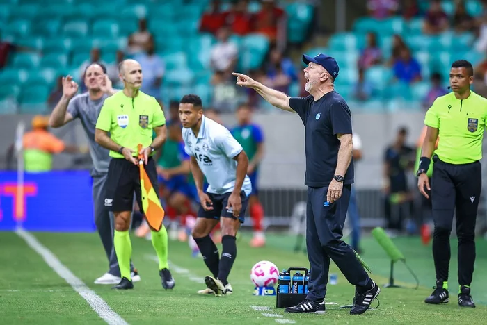 Grêmio é goleado pelo Bahia e se afasta da zona de classificação à Libertadores