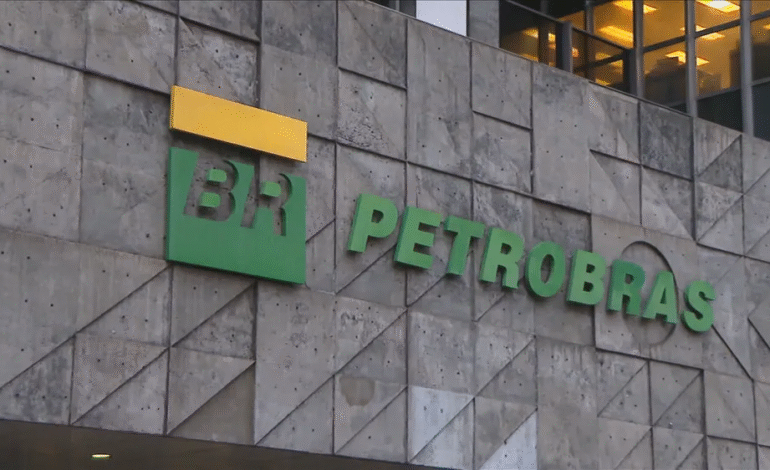 Petrobras reduz preço da gasolina em 4,9% para distribuidoras