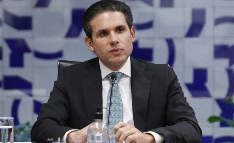 Câmara vai analisar corte de gastos do governo na próxima semana, confirma Motta