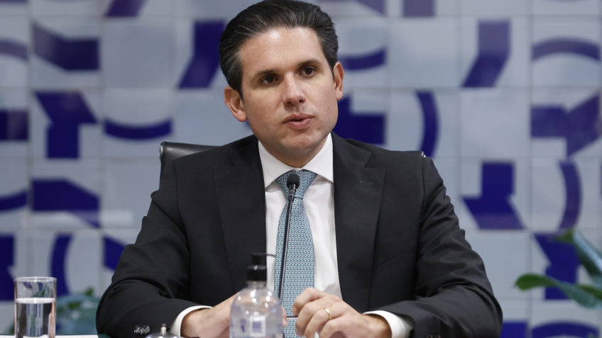 Câmara vai analisar corte de gastos do governo na próxima semana, confirma Motta