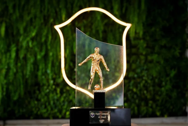 Grêmio recebe taça da Supercopa do Brasil de 1990 em gesto de reparação histórica