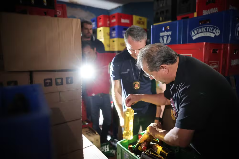 Polícia investiga se metanol usado para higienizar garrafas é a causa de intoxicações