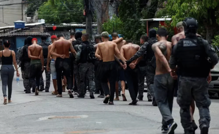 Polícia do RJ diz que 42 dos 99 mortos identificados tinham mandados de prisão em aberto; principal alvo fugiu