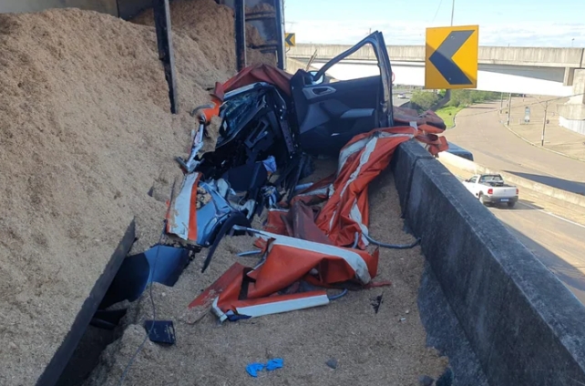 Mulher sobrevive após carro em que estava ser esmagado por caminhão em Porto Alegre