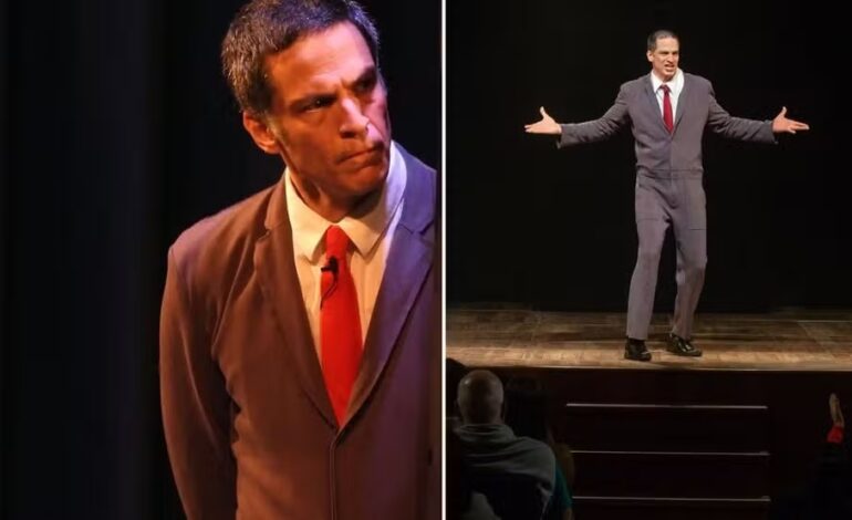 Mateus Solano dá tapa em celular ao ser filmado em peça de teatro no RS