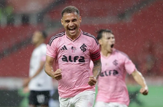 Inter vence o Botafogo e se afasta da zona de rebaixamento do Brasileirão