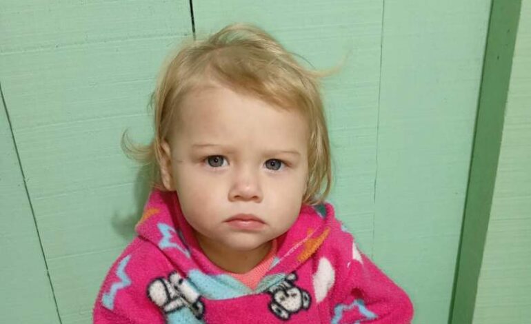 Após quase dois meses, bebê atacada por pitbull recebe alta e se recupera em casa em Santo Ângelo