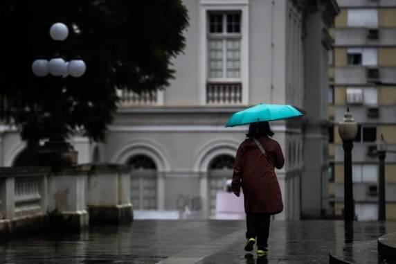 Defesa Civil alerta para risco de queda de granizo, chuva forte e rajadas de vento no RS