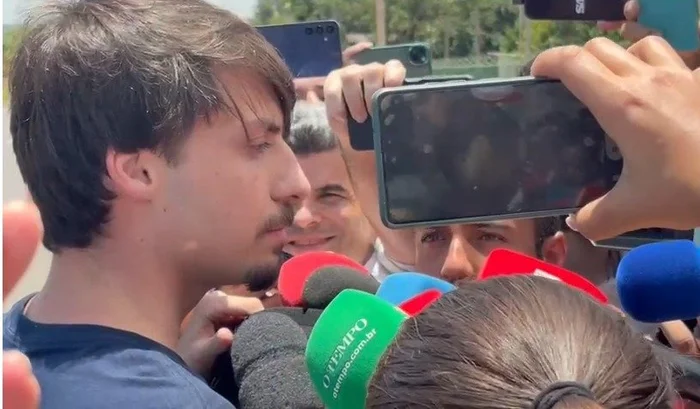 Jair Renan leva livros para Bolsonaro e diz que ex-presidente está “fragilizado”: “Está muito triste”